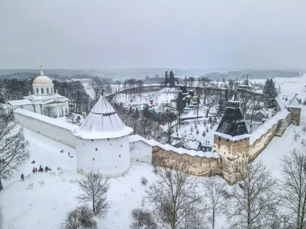Снежные Пушкинские горы и древний Псков
