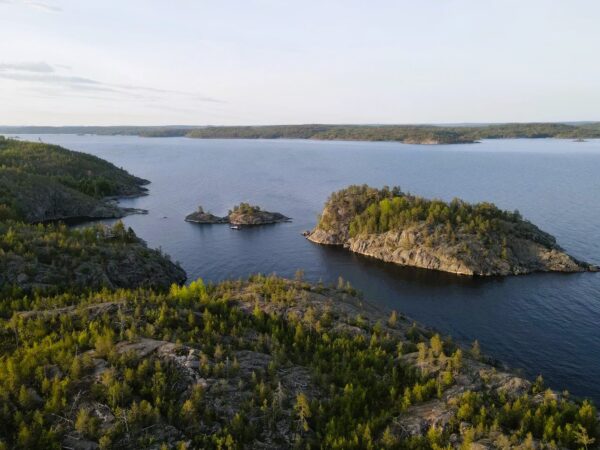 Сквозь водопады и века: Хаски, драккар и форель на ладожских берегах